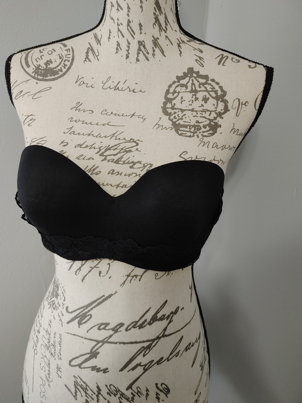 Victoria's Secret Body By Victoria Lined Black Lace Strapless Bra 36C